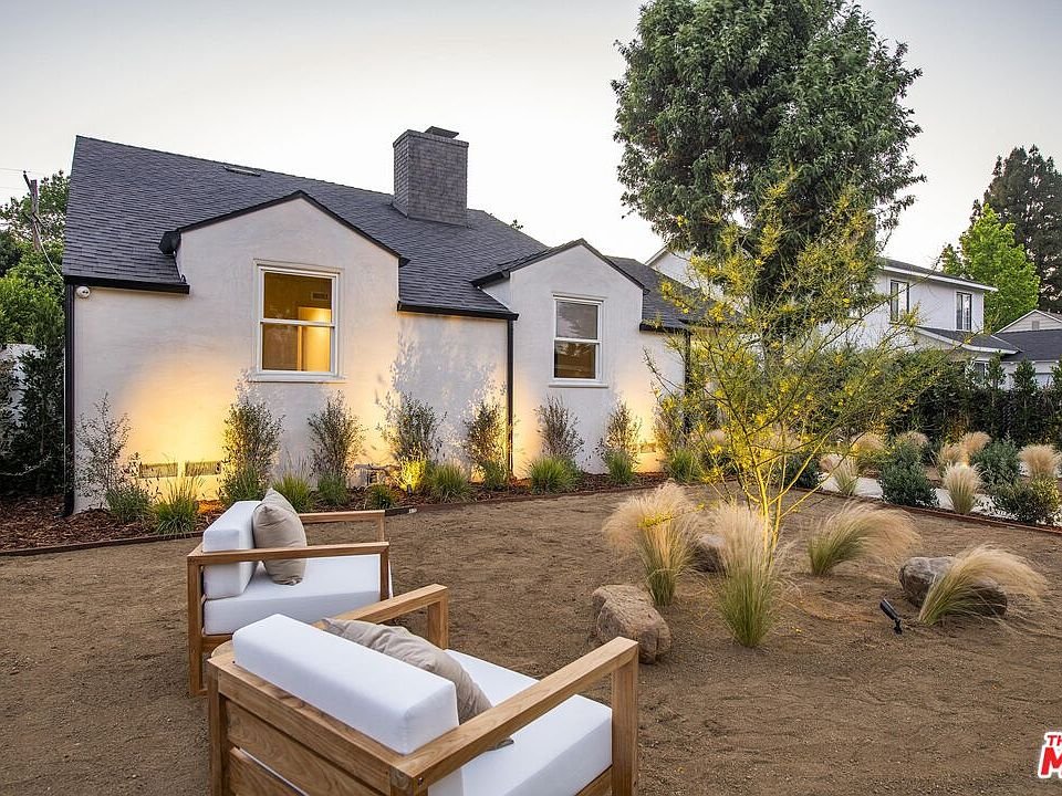 Luxury California real estate home with driveway, gate, and landscaped yard